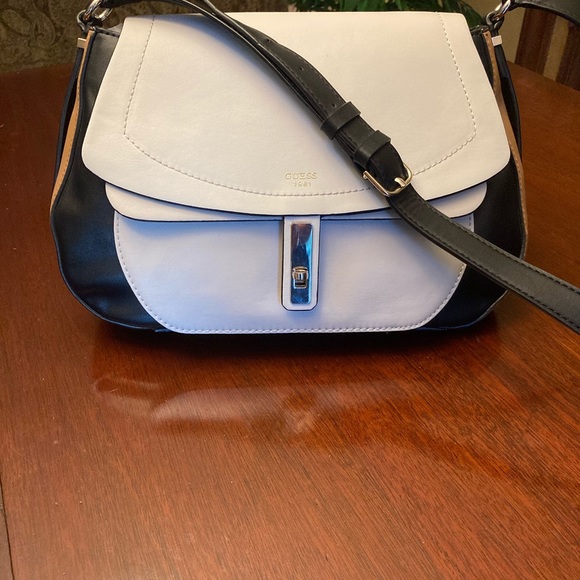 Guess saddle crossbody bag / handbag / purse - Picture 2 of 6